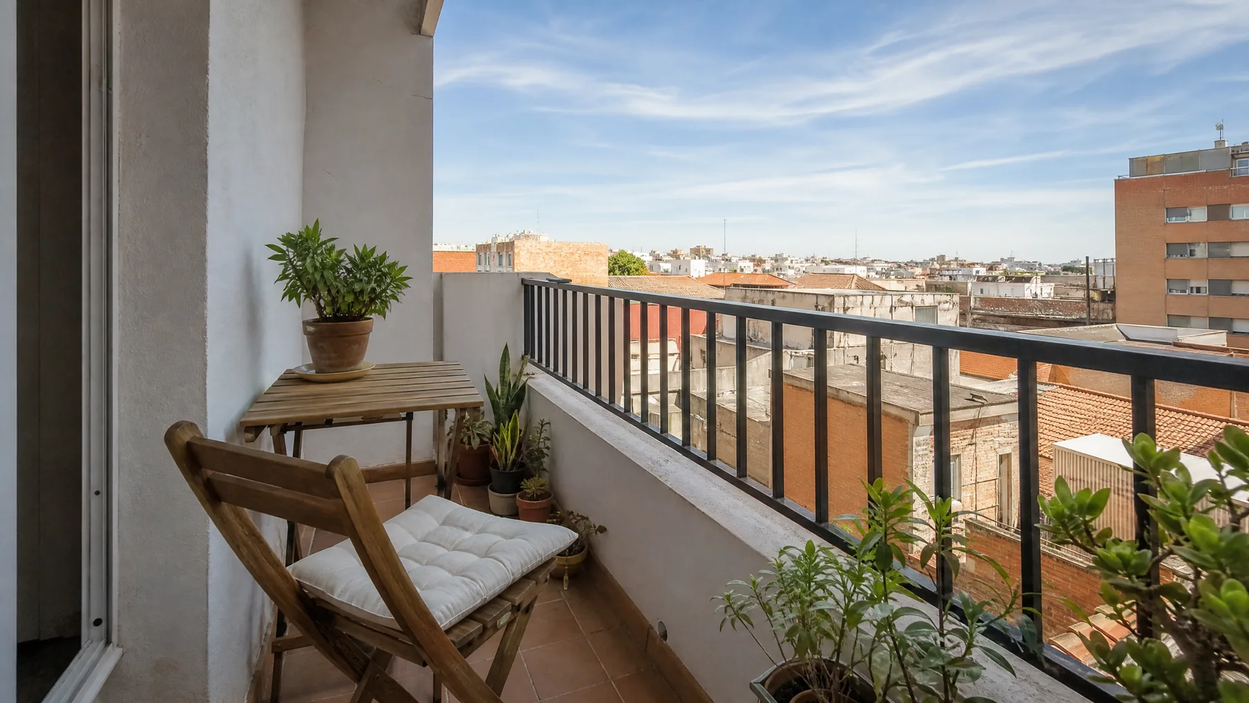 Balcón de una vivienda en Delicias con cielo y plantas